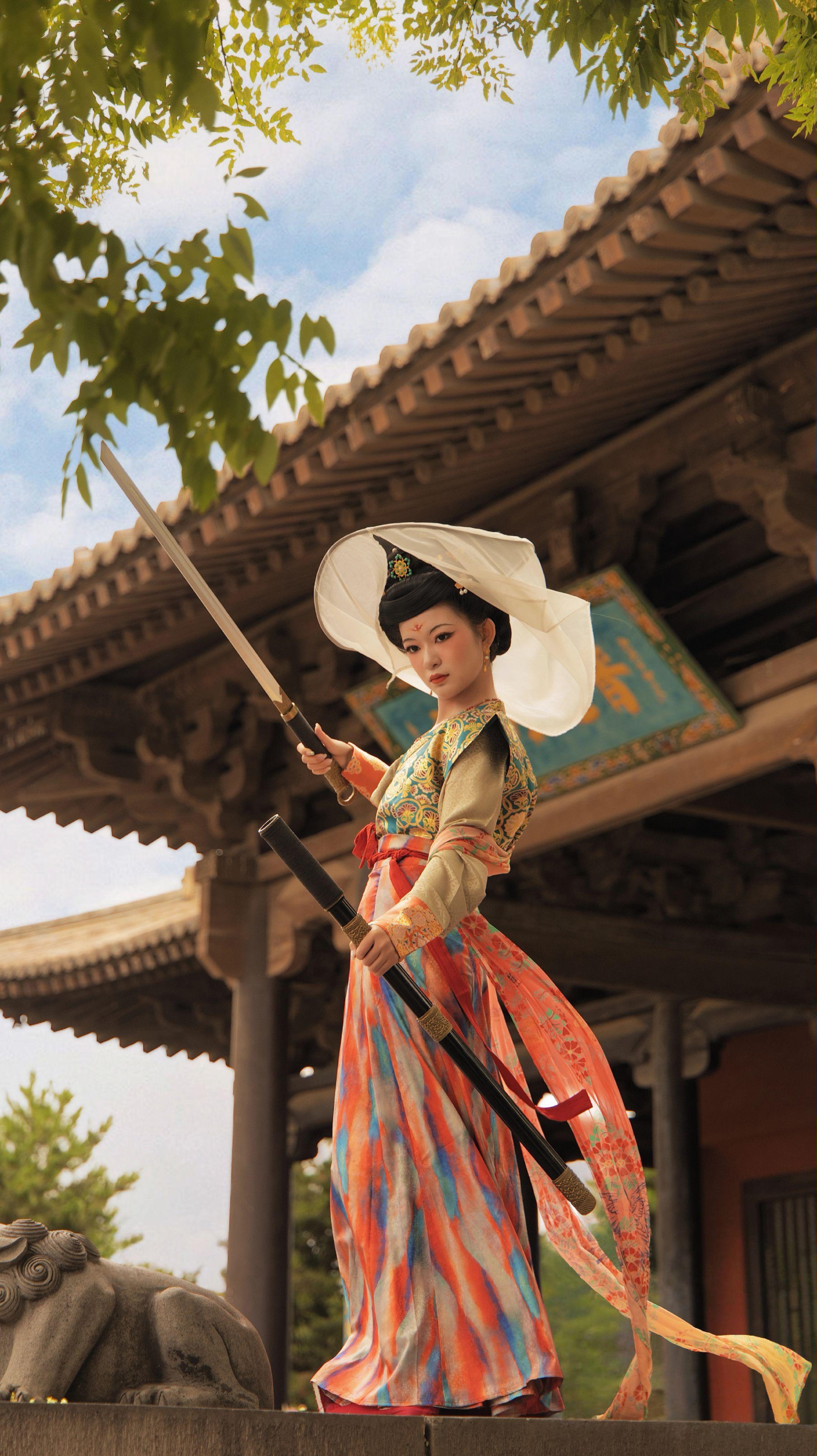 “昔有佳人公孙氏，一舞剑器动四方”华严寺·武周 摄影：   妆造