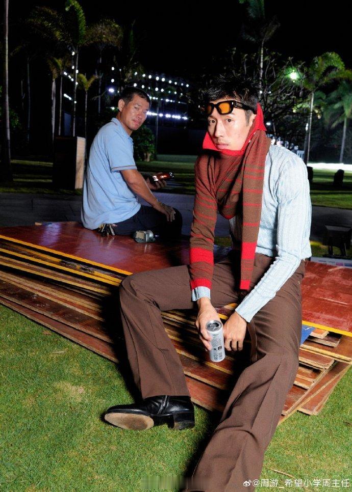 谁教周游出发图这么拍的 周游这出发图简直像电影海报！复古皮衣配墨镜的痞帅感，蹲在