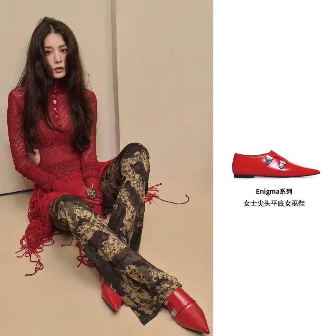 平头鞋女巫～古力娜扎
这双25秋冬最炸的尖头“女巫鞋”，亮面正红自带魔法攻击，配