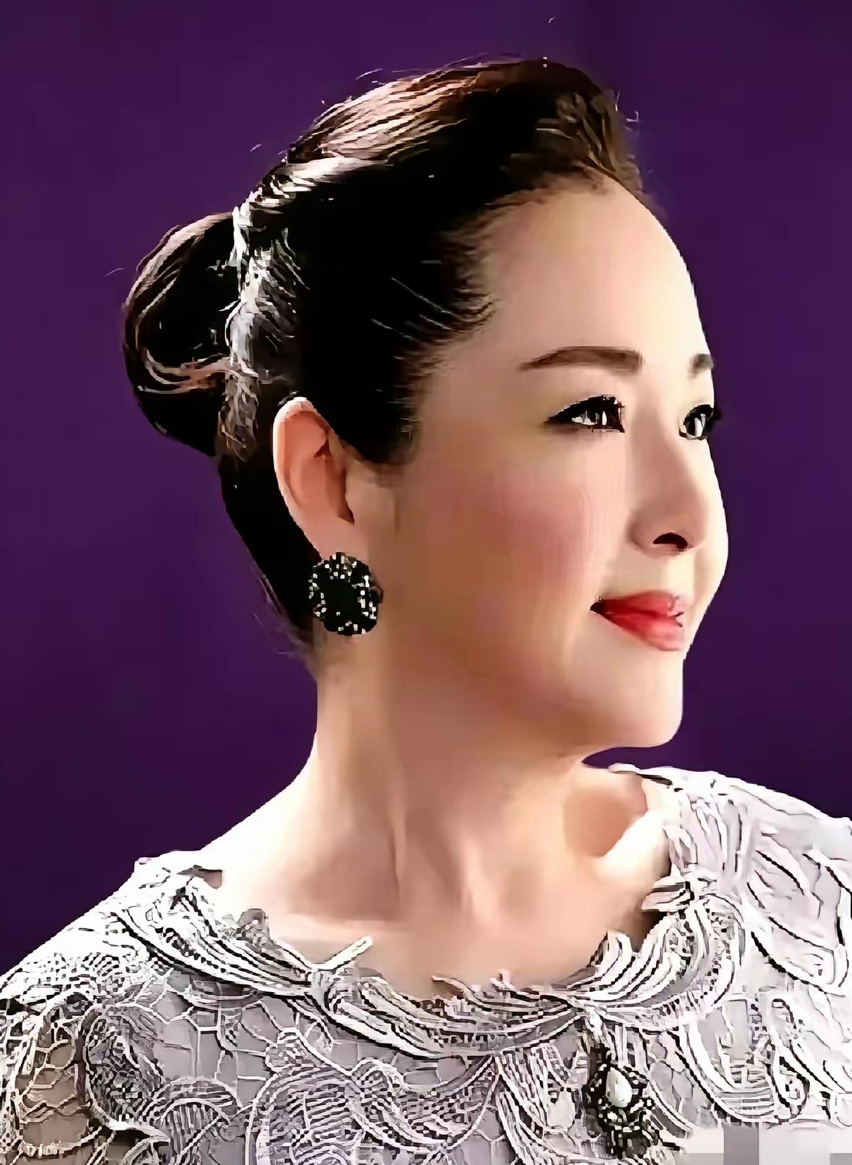 26岁金马影后恬妞满心欢喜嫁给印尼富豪，新婚当夜就遭受晴天霹雳，丈夫坦白她只是自