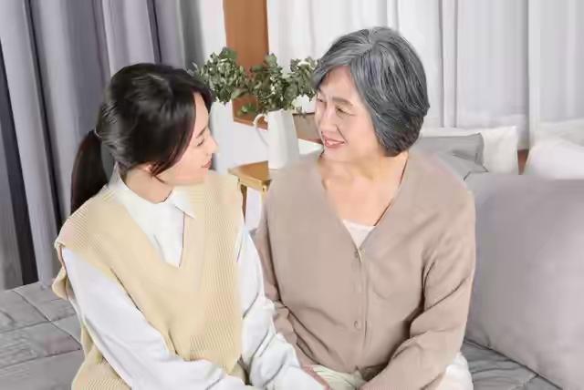 瞬间破防！通透婆婆深夜暖心谈心，戳破儿媳伪装，懂事的人终于敢落泪。
 （个人观点