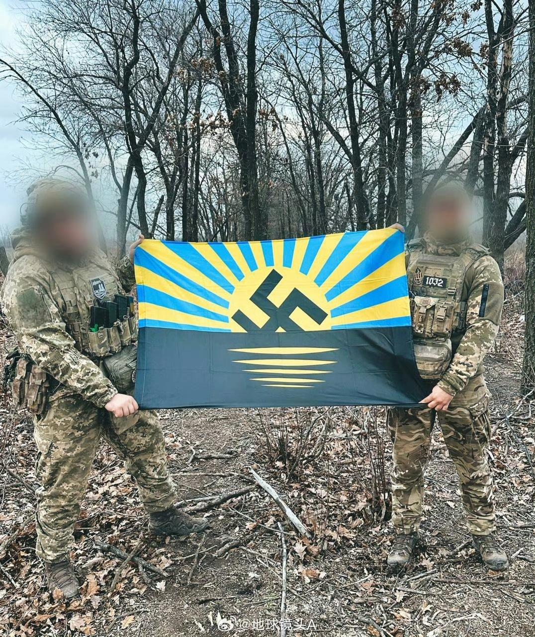 顿巴斯前线，乌克兰士兵手持“纳粹旗”合影。
这个图案有点意思，有纳粹标志，也有黄
