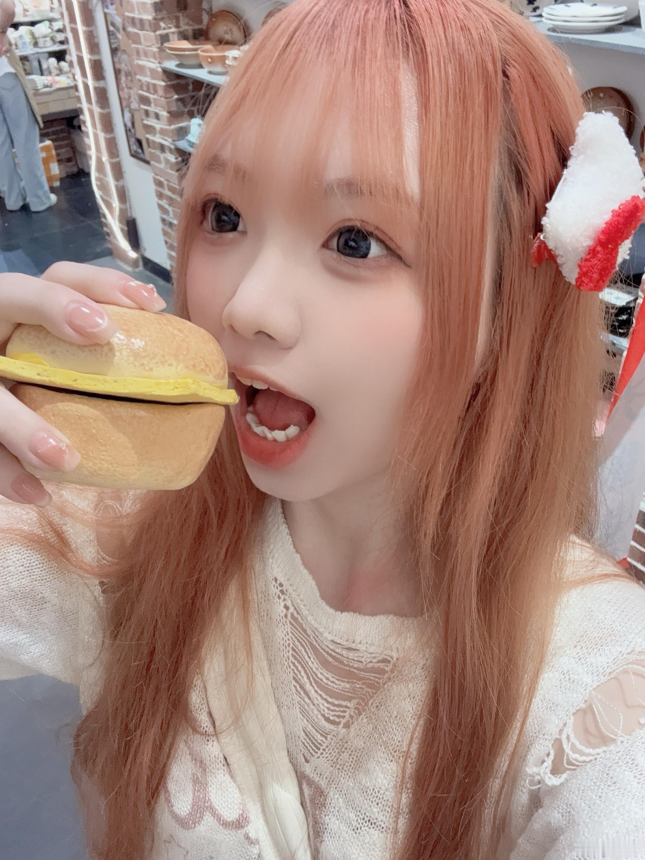 广东人饿了 随机抽一名堡堡吃掉😋兜系少女