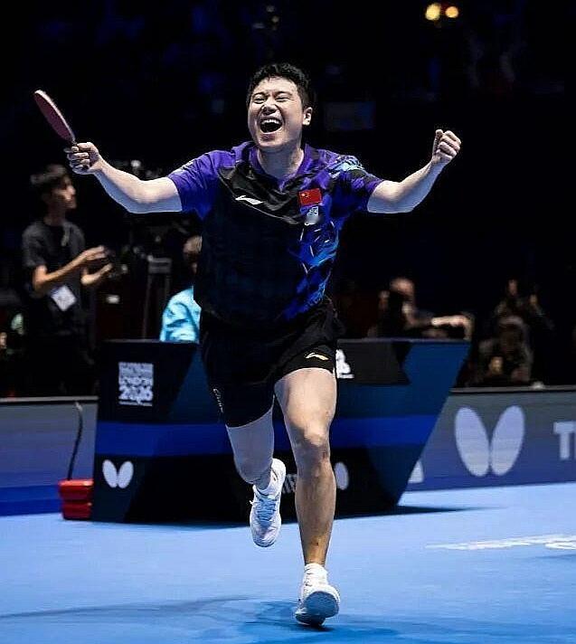 中国男乒梁靖崑和他的爱人。
梁靖昆，在刚刚结束的伦敦“乒乓球世锦赛”男团半决赛和