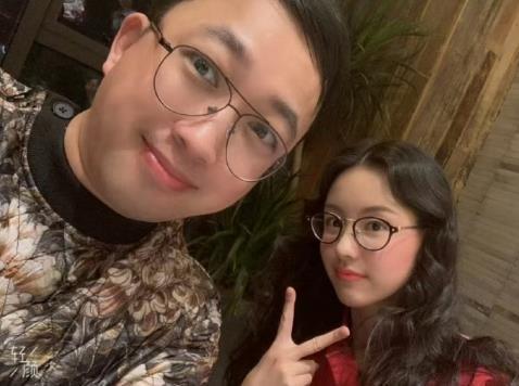 于正编辑掉和陈都灵合照 于正在晒出的旧照中，删除与陈都灵的合影。网友询问于妈删除