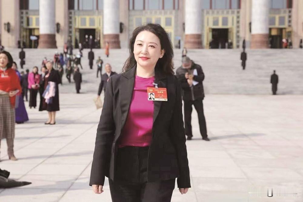 红顶律师彭静‖重庆静昇律师事务所创始合伙人「主任」，连续3届连任全国政协委员，享