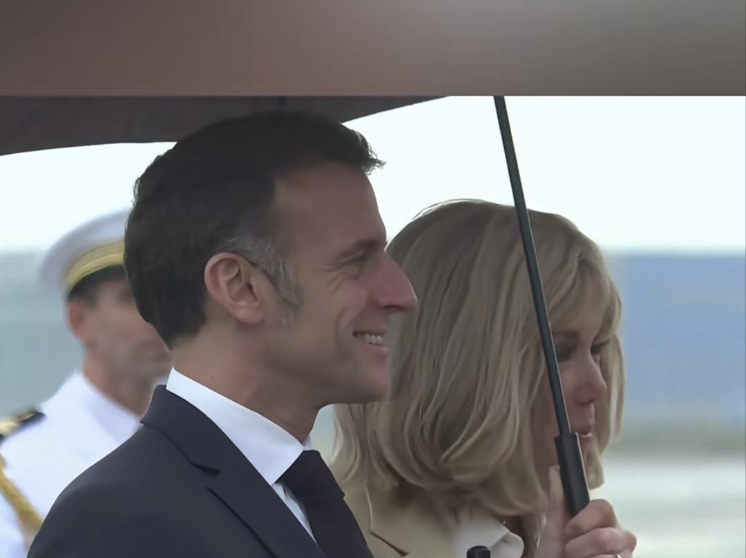 为爱妻撑伞的总统！法国总统马克龙对夫人布丽吉特从来都是关怀备至。这是他携夫人访问