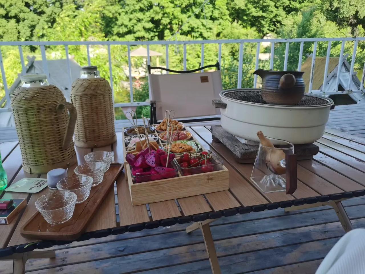 现在我每天睡到自然醒，会去楼下公园遛弯，学着给绿植浇水，甚至能完整看完一部电影。