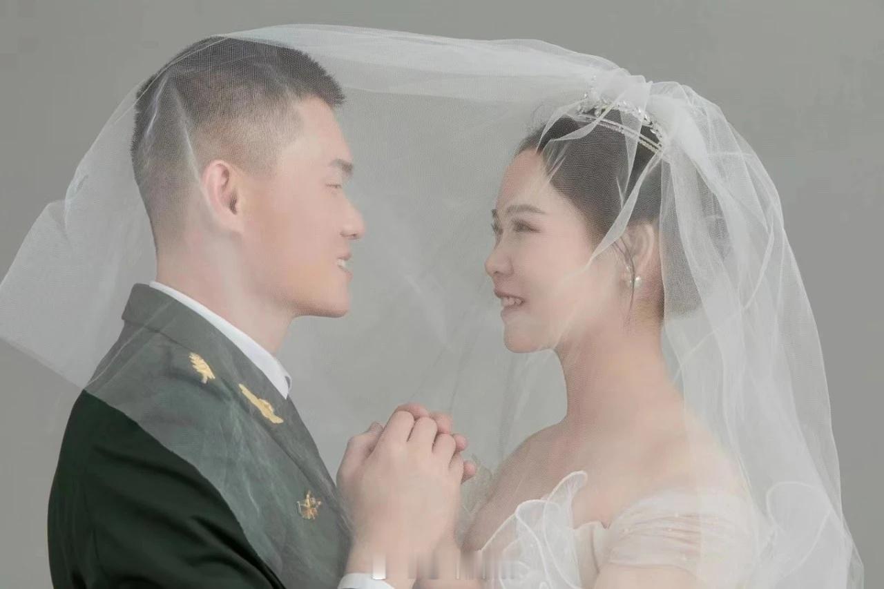 #军恋[超话]#军恋不易，纵使前方困难重重，也要跨越千山万水奔向彼此，和心中的他