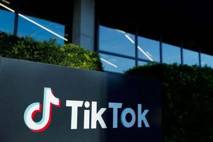 美国当选总统特朗普向美国最高法院提出请求，要求暂停执行TikTok强制出售令。特