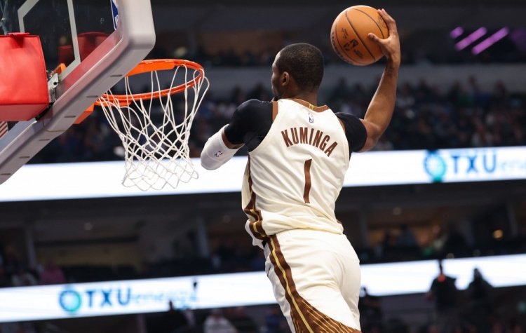 #库明加老鹰首秀# 老鹰今日主场迎战奇才，库明加状态升级为可以出战，将迎来老鹰生