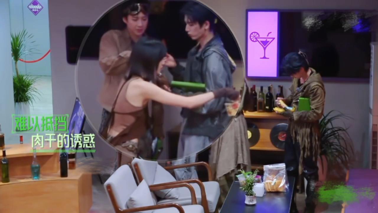 张凌赫吃着自己的看着金靖的金靖拉拢丁程鑫全是生活化搞笑小细节！张凌赫吃着自家零食