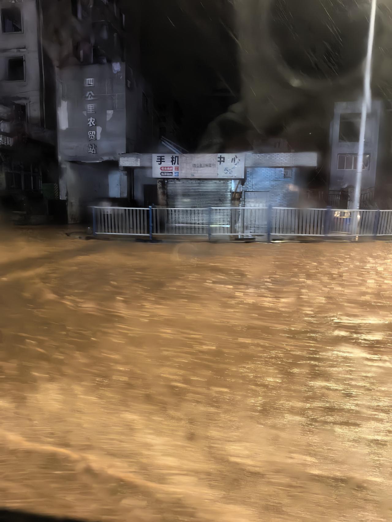重庆大暴雨！7.9日。8日开始的大暴雨，袭击整个主城十几个小时。小区电梯进水。主