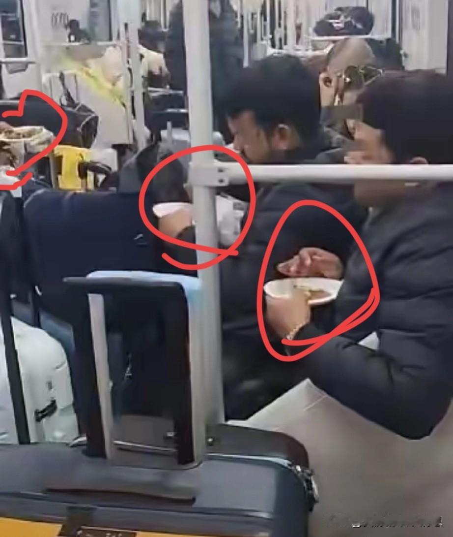 一群印度人在上海地铁上吃馅饼，车厢里弥漫一股咖喱味，让人很不舒服。

   上海