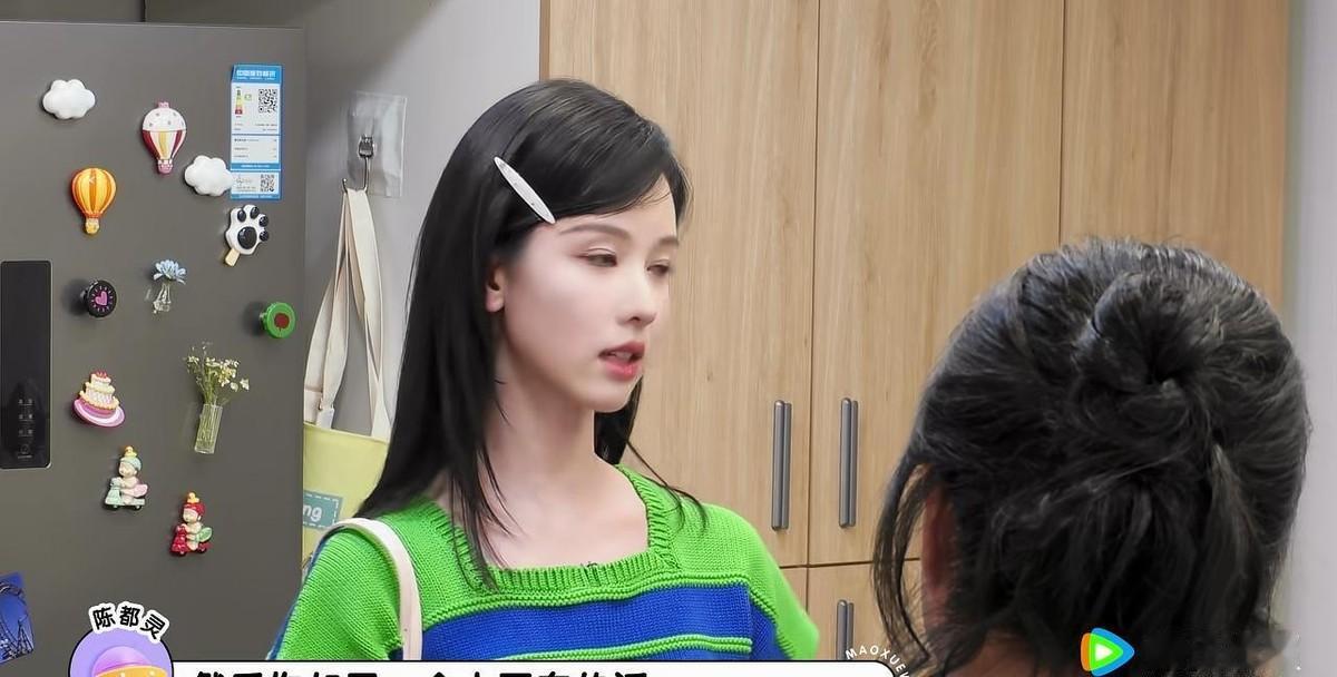 夜里遇拦车生面孔，别急着踩刹车。认准指令再作打算。这哪是饭局闲聊，分明是咱们护家