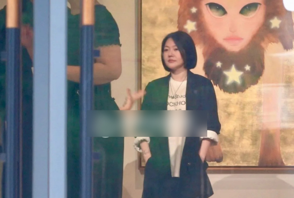 大离世四个月后，小首次亮相，现身女儿Lily的创作展。她穿着黑色大衣和牛仔裤，脸