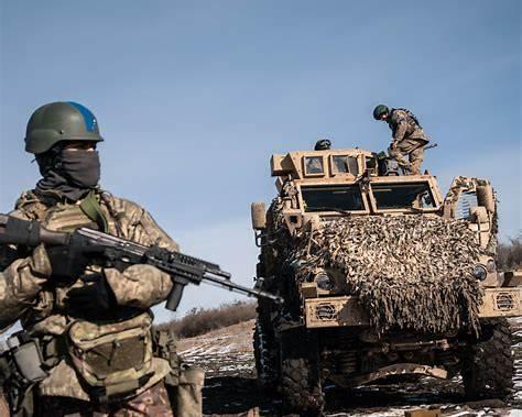 俄罗斯正在组建十支装甲突击群，准备在亚历山德里夫卡方向发动攻势。
很多人会问，为