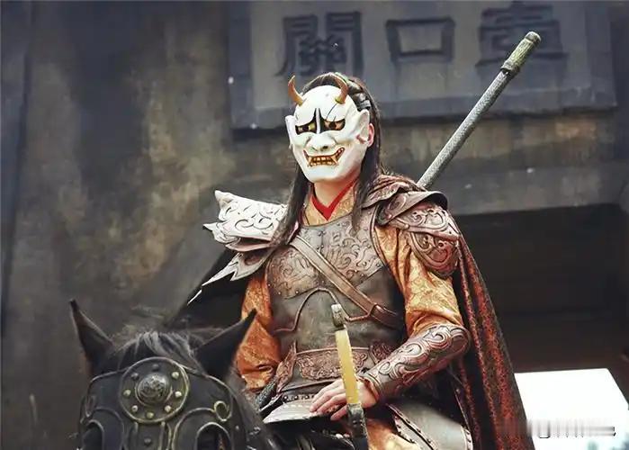 北齐的兰陵王高长恭，生得俊美无双，却戴上獠牙面具，化身战场杀神。
他率500骑杀