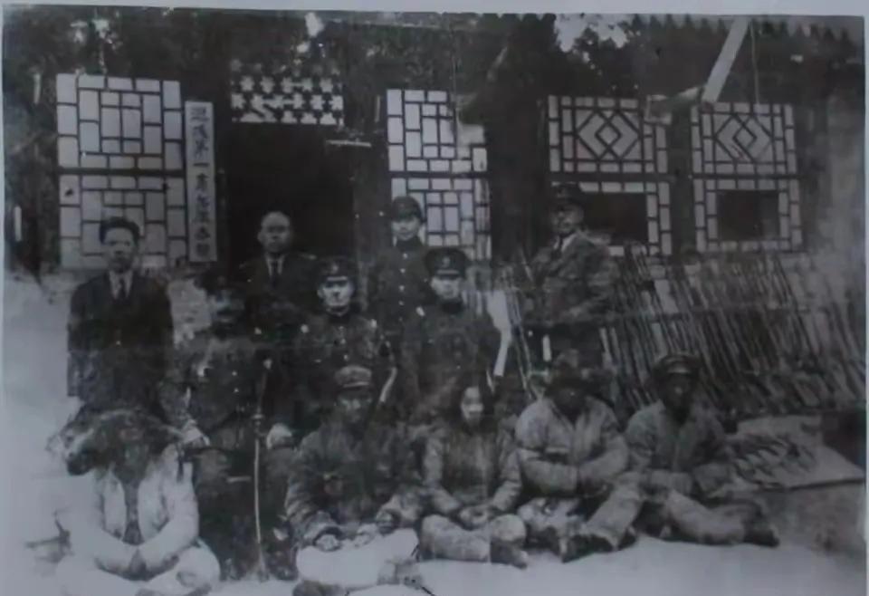 1937年，5岁的小男孩目睹父亲被砍杀。突然，小男孩吻了妈妈并说：“妈妈，我不害