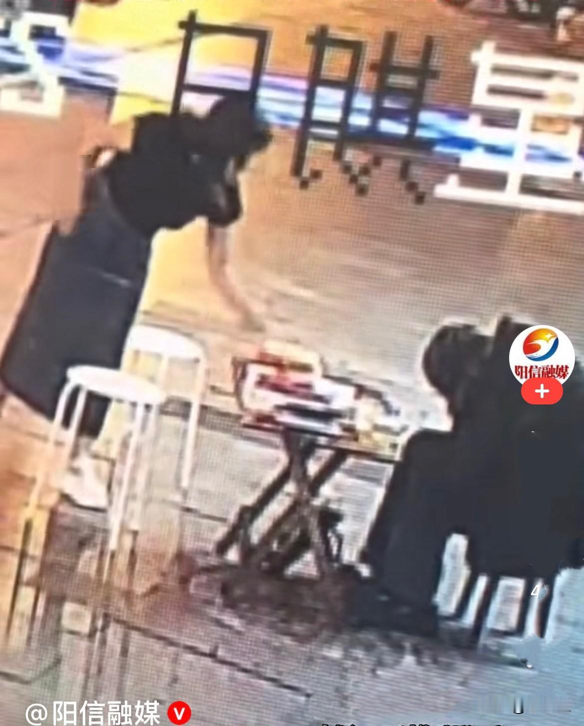 近日，四川巴中深夜十一点，大街上基本没什么人了。一位摆摊算命的老爷爷，守着小摊熬