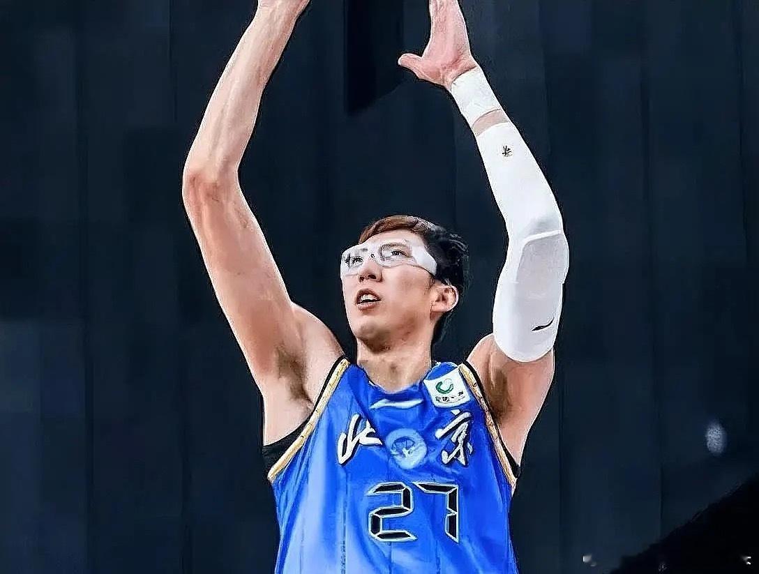 北京主帅许利民赛前为爱徒周琦说话！今晚CBA常规赛，北京将对阵新疆。赛前，许利民