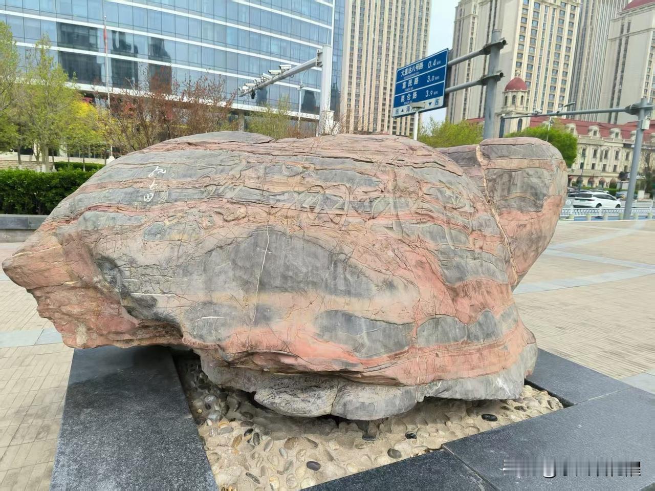 去河滨公园的路上，拍了几张海河东路的风景。
海河岸边上的天妃码头大牌坊，远远看着