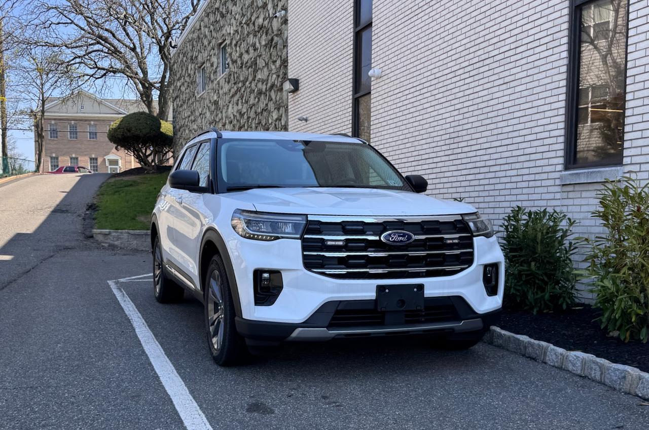 在楼下商圈见到这辆新款探险者大半年，临牌去年8月就过期了，至今没见它装过正式牌，