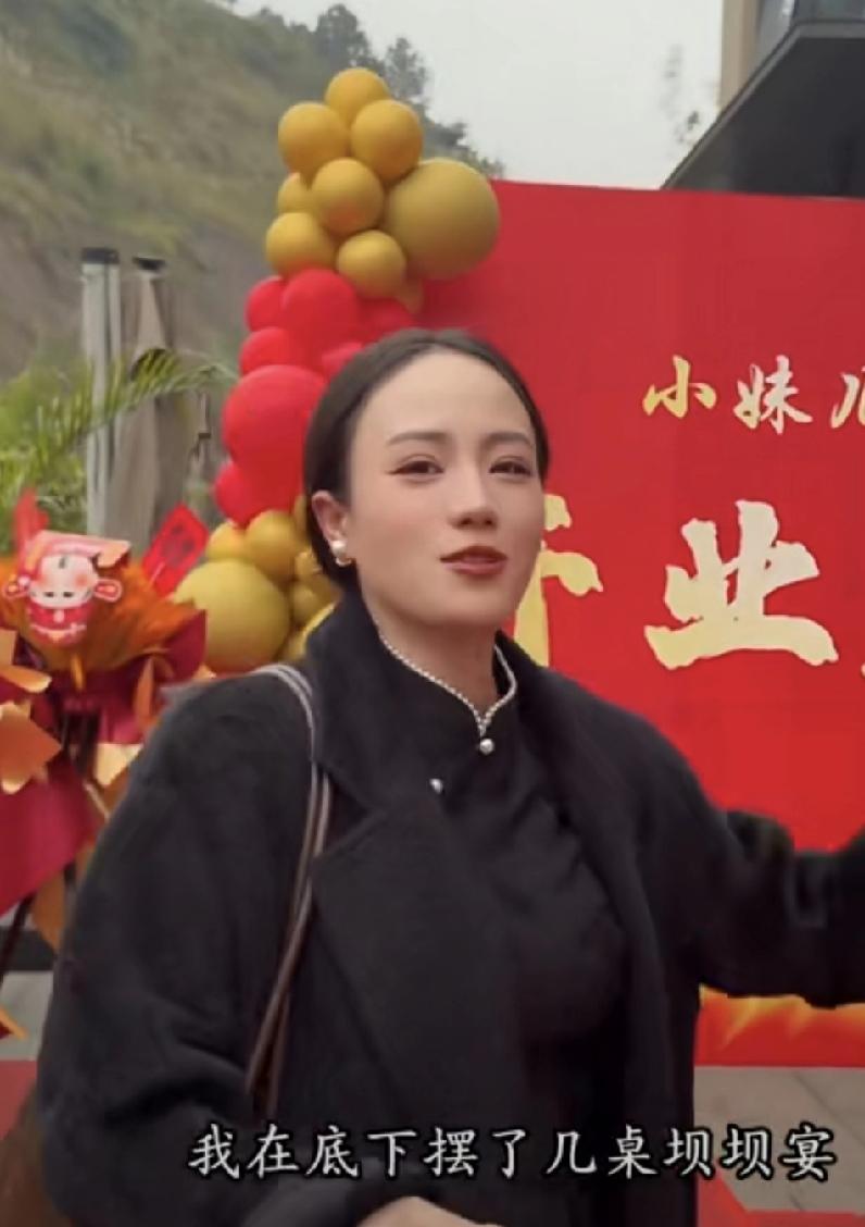 小妹儿是一个很喜欢工作的人，她生病了实在熬不住了才会休息。
以前小二娃去外面带水