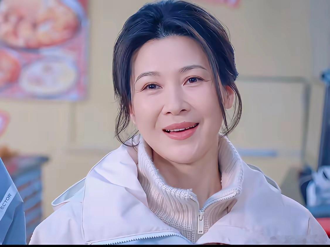 林屿森的妈妈和聂曦光的妈妈早就认识，林屿森的妈妈叫盛唯爱，当年集万千宠爱于一身。