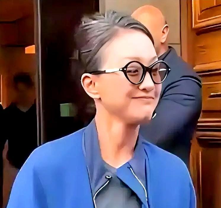 巴黎街头那组画面一出来，周迅几乎是被白发和旧乐福鞋“拎”进视线里的。
51岁了，