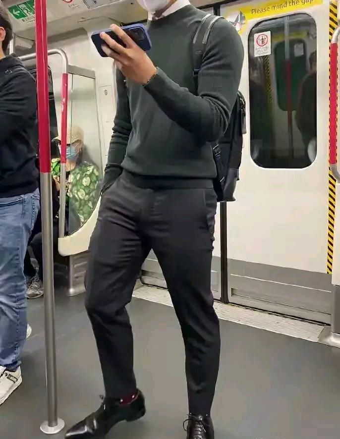 特别反感男人穿小脚裤，感觉男人穿小穿裤显得特别的小气，流里流气的，不管是身材健壮