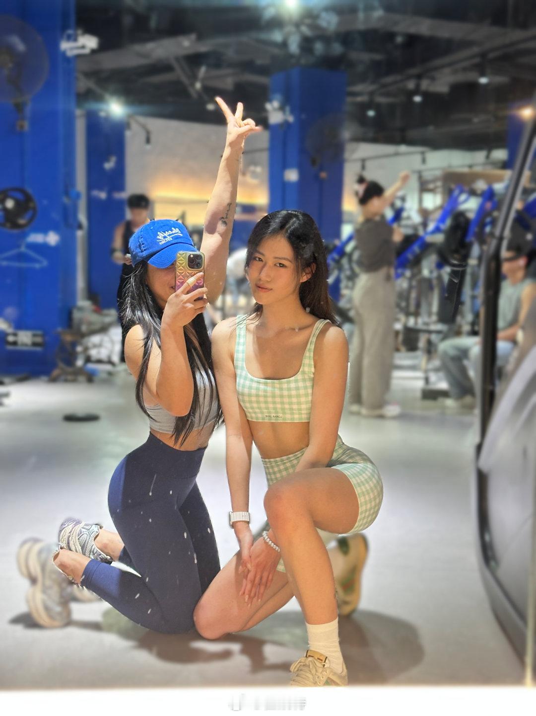 我和我的甜心女高儿💞现在的女高中生也长得太高了叭🤣（她的腿比我命都长[可爱]