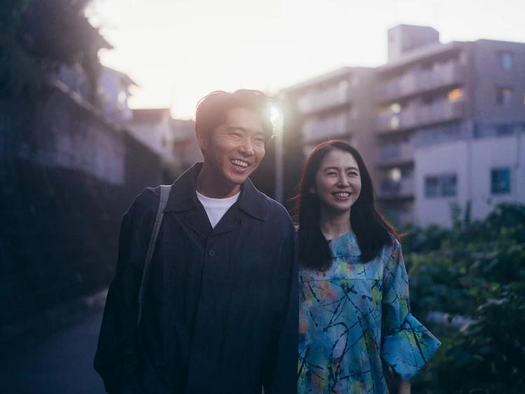 长泽雅美在《事到如今谈什么爱》中的最新剧照电影讲述绘本作家诗（长泽雅美 饰）性格