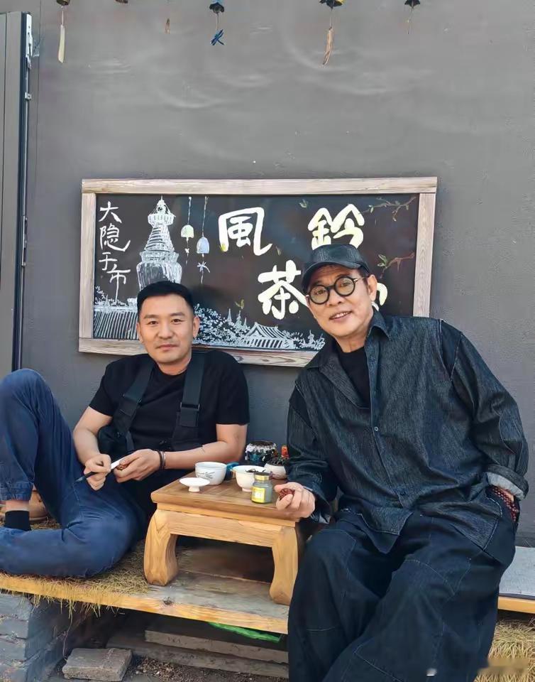 62岁李连杰在北京一间茶室和朋友喝茶，他的状态非常好，甲亢病看起来像痊愈了。 ​