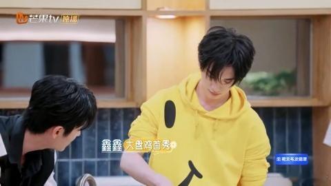 丁程鑫被王玉雯一秒抓包丁程鑫下次恶作剧别穿亮色看小丁躲门后偷偷摸摸的样子，还以为