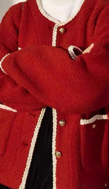 [送心]红色小香风外套真的很绝!!	
新年穿搭已经准备好啦!比较日常的酒红色外套