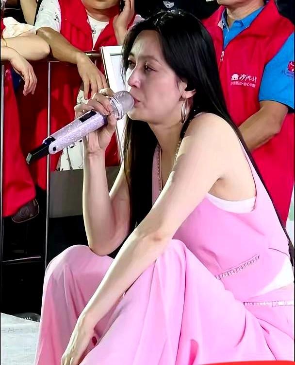 唐艺成都演唱会闹了小风波！观众喊“唐老鸭”，她直接停伴奏要找喊话者道歉，结果评论