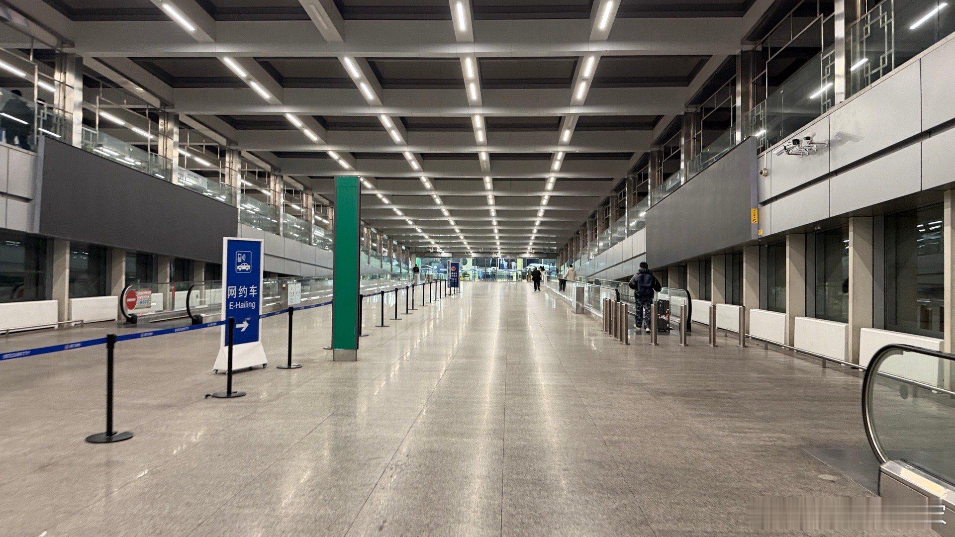 哈哈哈哈哈哈，这次发机场照片不是出发，而是回来。我终于回到了阔别半个月的大北京，