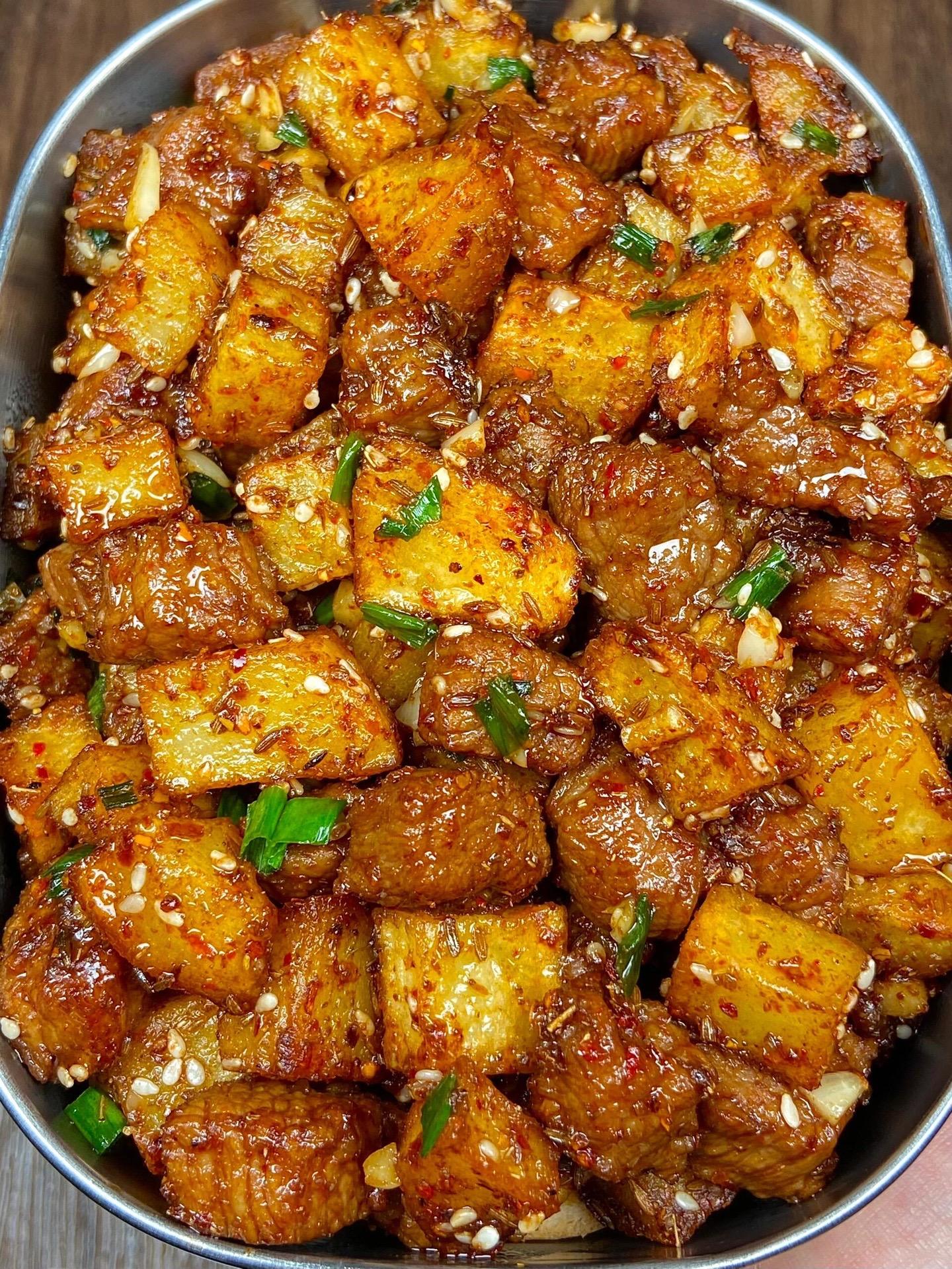 嘎嘎好吃的孜然土豆炒牛肉。孜然味很浓郁，牛肉焦香焦香的，土豆沙沙糯糯的，真的嘎嘎下饭呀！！
•食材;土豆、牛肉、葱蒜
小做法：1⃣️牛肉切丁加生抽、料酒、蚝油、老抽、淀粉、油各1勺抓匀腌制20分钟
2⃣️土豆切丁煎至金黄酥脆备用，牛肉炒熟备用
3⃣️葱蒜末炒香，倒牛肉、士豆，加适量盐、孜然粉、辣椒粉、白芝麻炒匀，出锅撒葱花即可！！