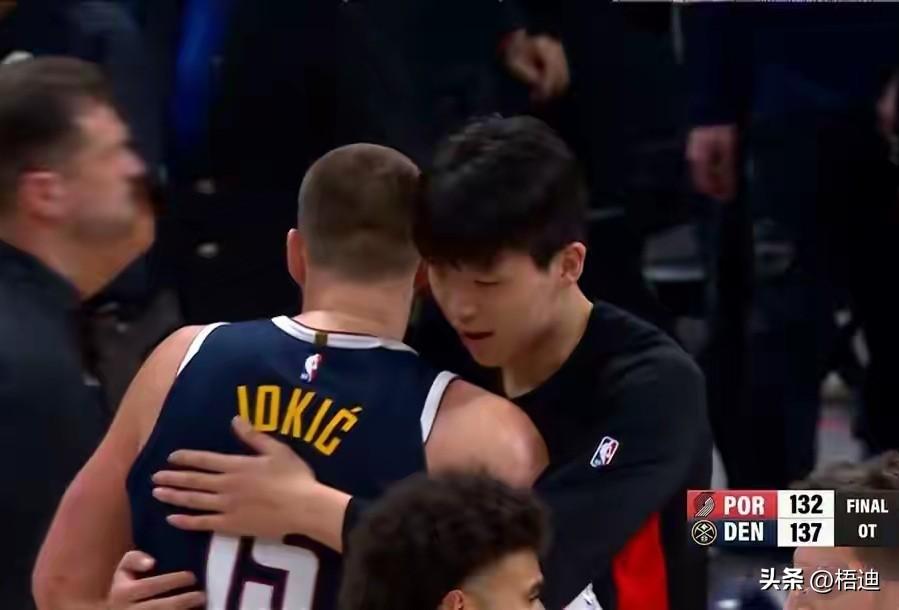 篮球新视角：看懂约基奇拥抱杨瀚森才明白：他才是NBA最懂人情世故的球星！
 
 