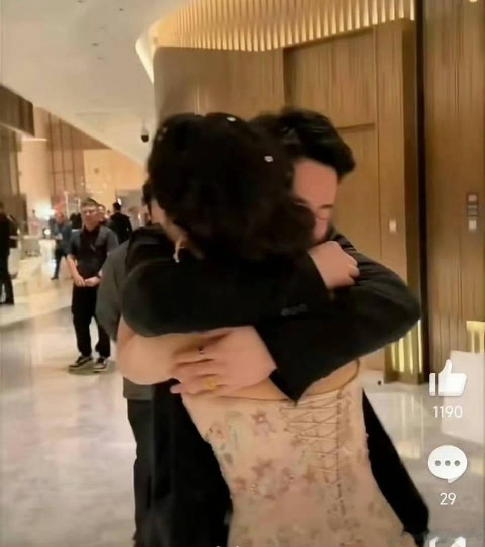 这张图又有啥 杨紫获奖时在台上感谢了经纪人 感谢了大雷 感谢了团队的小伙伴们 下