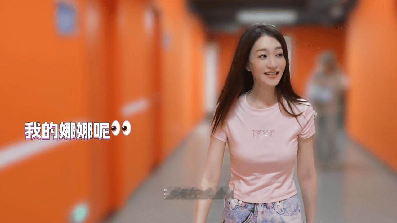 李小冉李小冉去hi6先找谢娜谁懂啊进门先喊“娜姐呢”也太好嗑了！！化妆时还自曝从