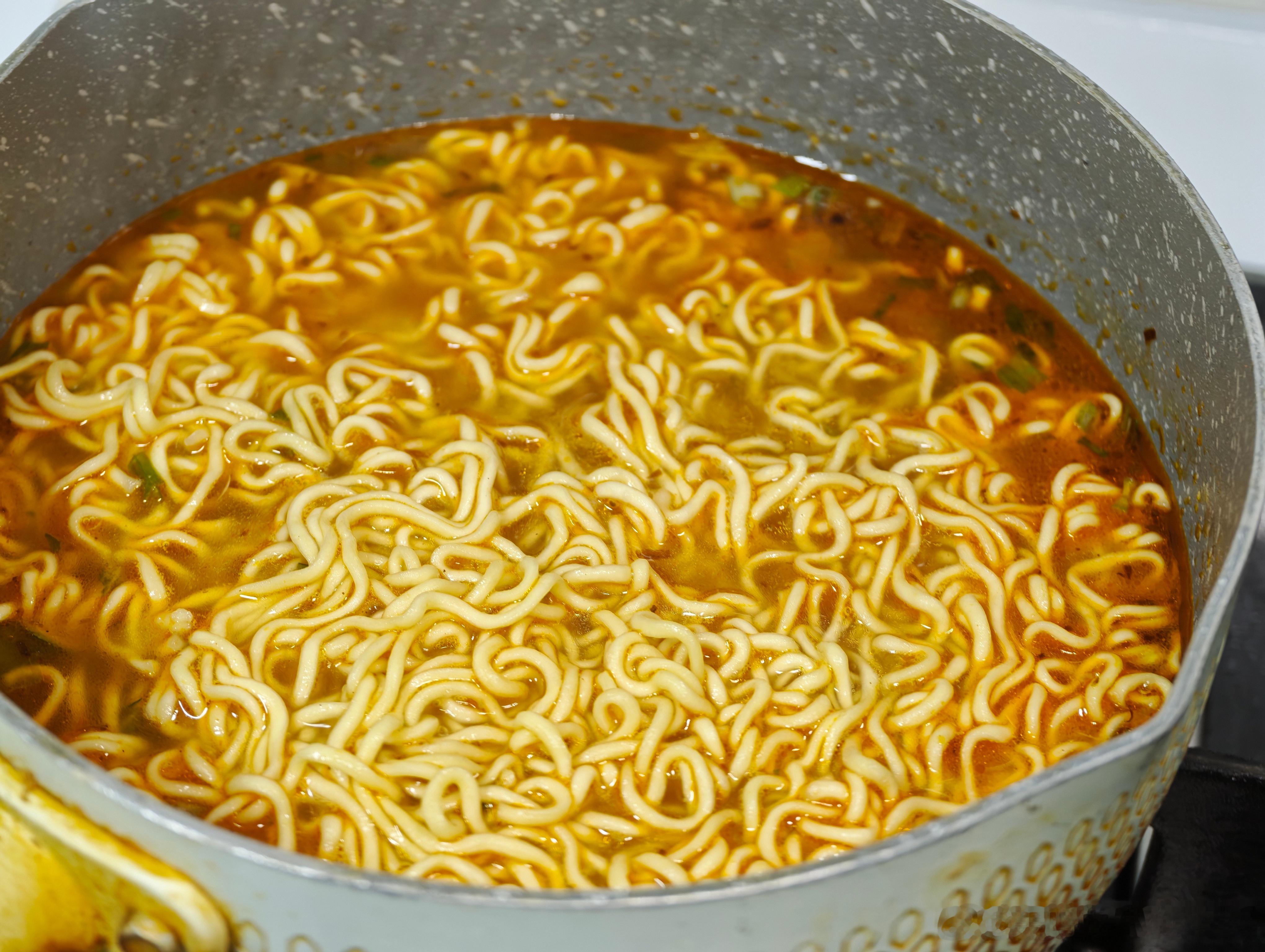 小跑朝你投毒。 