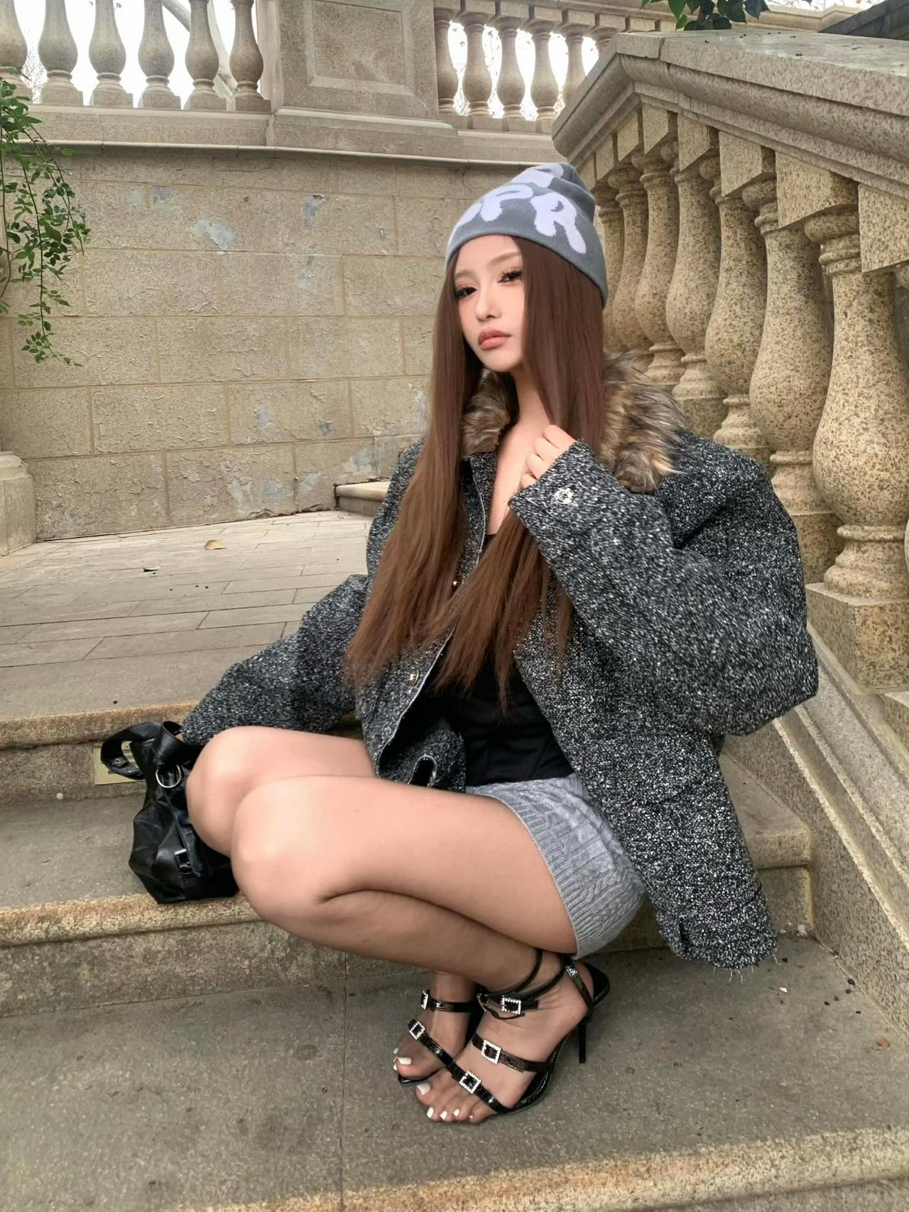 这套穿搭是酷飒松弛的灰黑风，把复古质感与性感细节融合。灰黑粗花呢外套自带复古酷飒