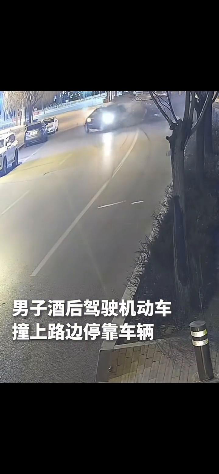 男子酒后驾驶机动车撞上路边停靠车辆。