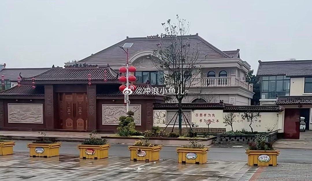 刘强东宿迁老家豪宅，位于村子的主干道旁，占地面积不小，装修都是大理石和花岗岩，非