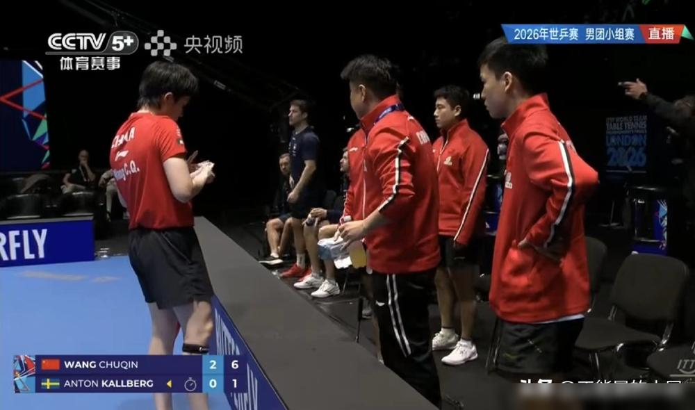 王楚钦手指撞裂，血顺着指缝往下淌，他直接冲场边喊：没湿巾就去找！
就在伦敦世乒