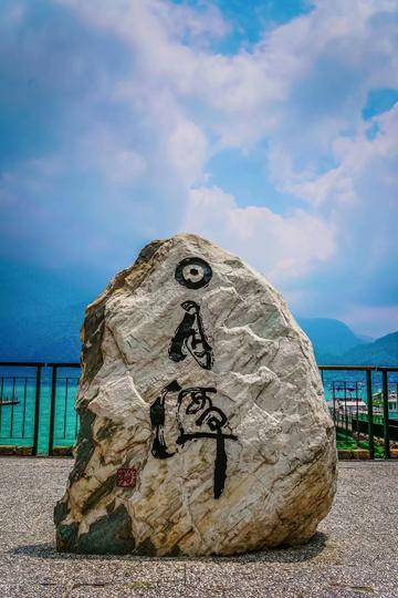 陈凤馨，她曾这样说：“全世界都可以欺负台湾，但只要大陆出面阻止，你们立刻跳出来指