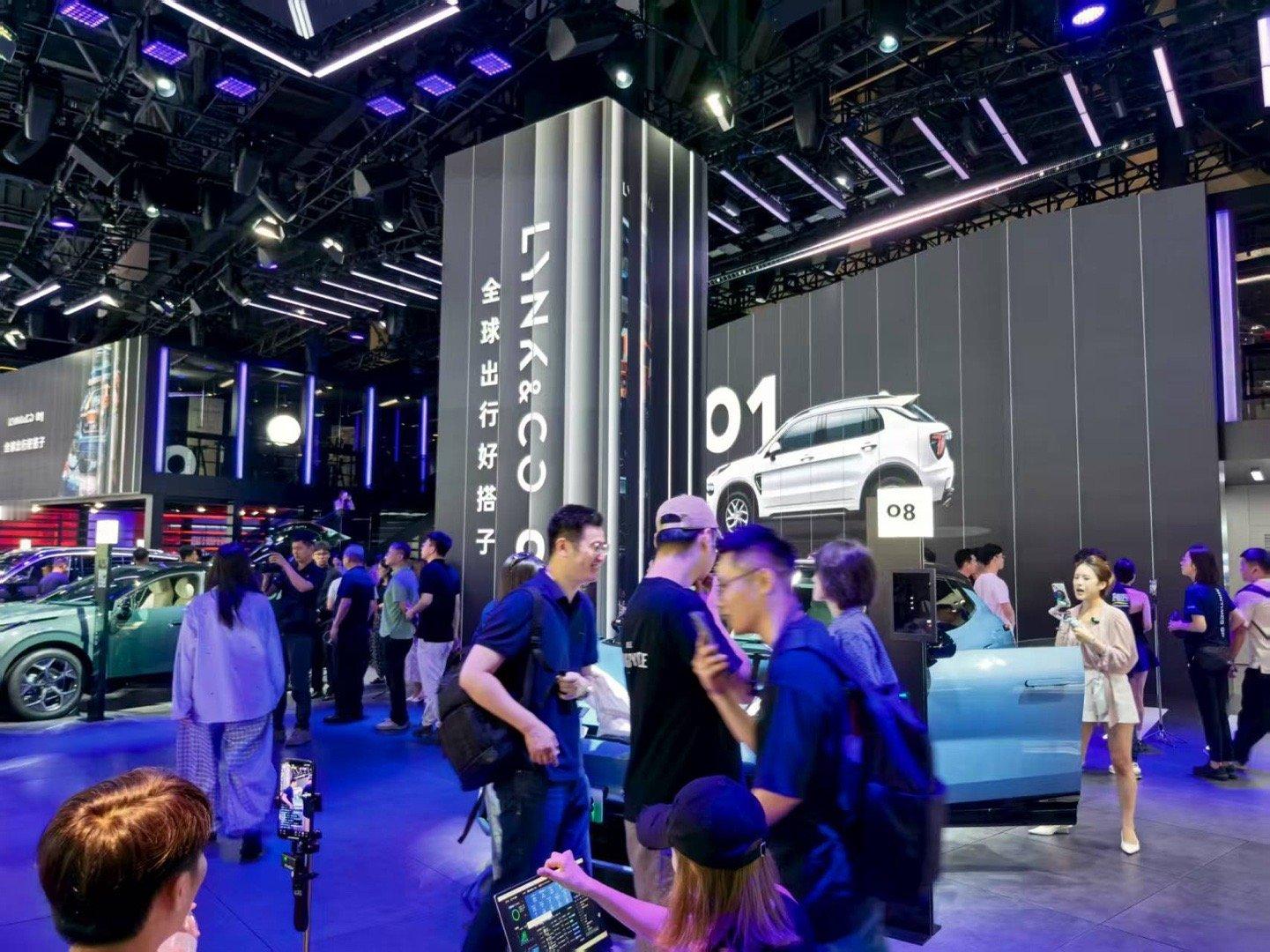 2025成都车展 在潮玩和运动这两个场景，确实还得看领克。成都车展也太会玩了吧，