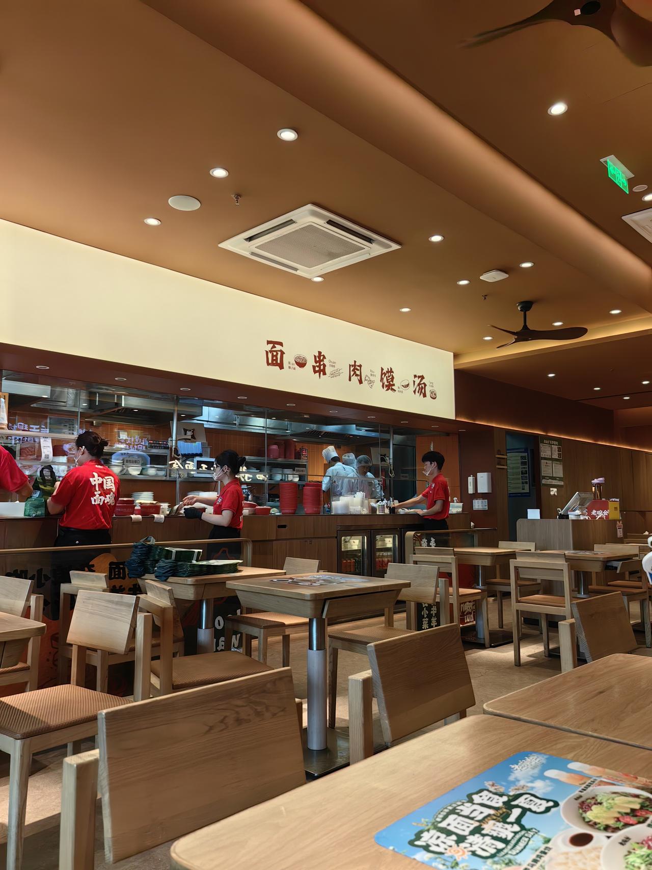 看来现在生意都不好做啊，这么家一家店，连空调都舍不得开[捂脸][捂脸]，最近这几
